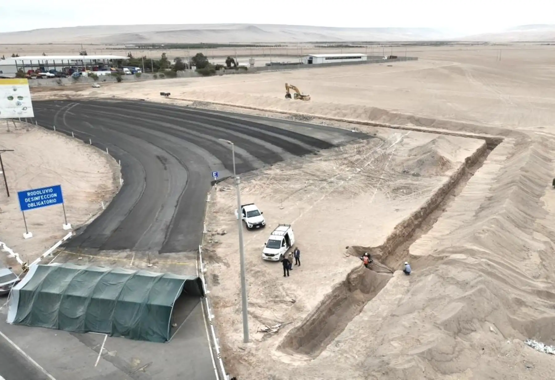 Tacna excava también una zanja en frontera, pero para construir plataforma para camiones