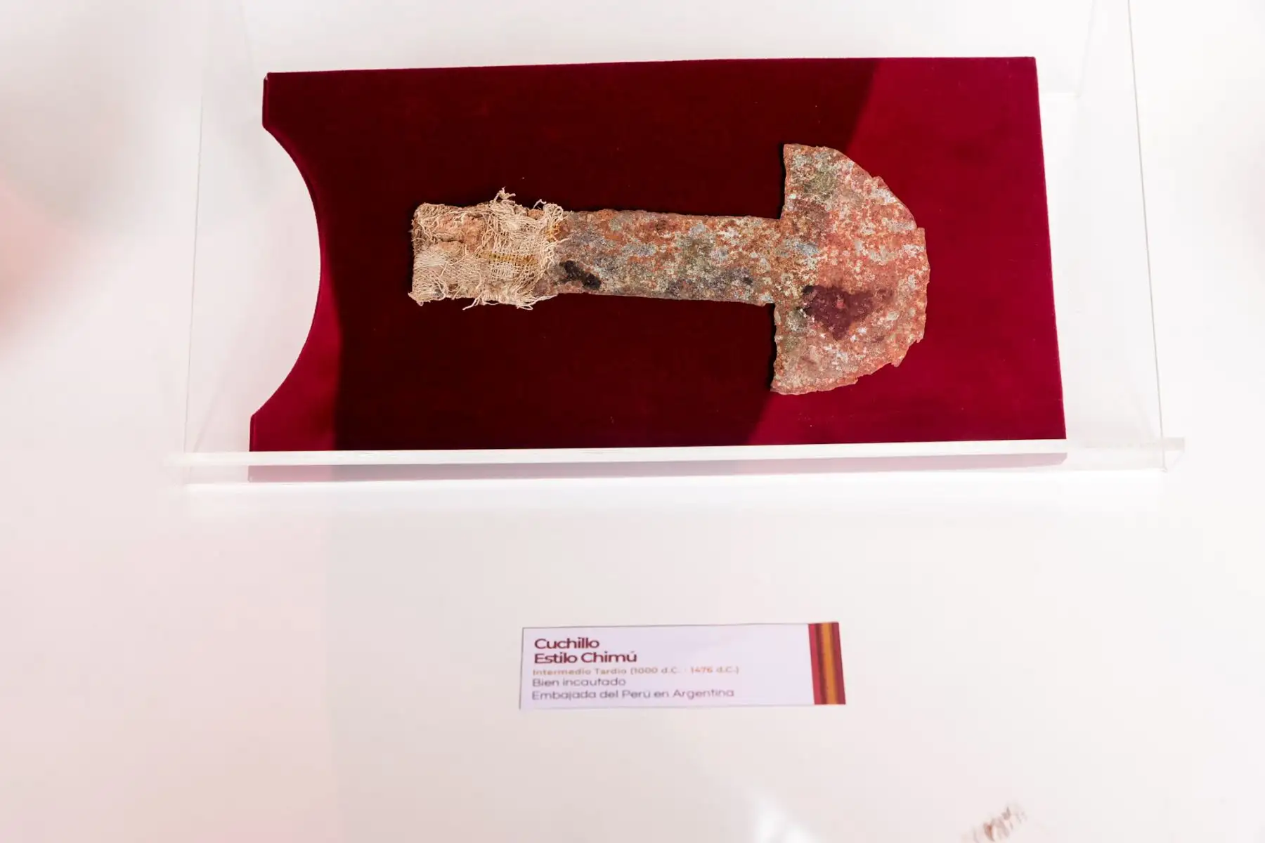 Un cuchillo de estilo Chimú, correspondiente al Intermedio Tardío (1000 d.C. – 1476 d.C.), integró el conjunto de bienes culturales recuperados y entregados al Ministerio de Cultura. La pieza, elaborada en metal y con evidencias de desgaste por el paso del tiempo, fue incautada y recuperada mediante gestiones de la Embajada del Perú en Argentina. Foto: ANDINA/Luis Iparraguirre.