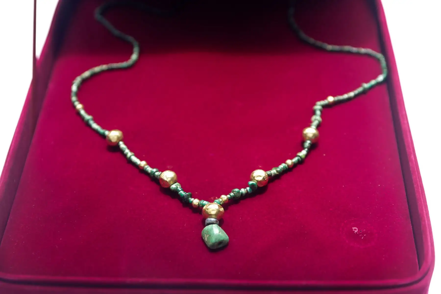 Un collar de estilo Moche, correspondiente al Intermedio Temprano (200 a.C. – 600 d.C.), integró el conjunto de bienes culturales repatriados al Perú y entregados al Ministerio de Cultura. La pieza, compuesta por cuentas y elementos ornamentales, fue devuelta de manera voluntaria desde la Embajada del Perú en Turquía, evidenciando el valor histórico de la orfebrería prehispánica. Foto: ANDINA/Luis Iparraguirre.