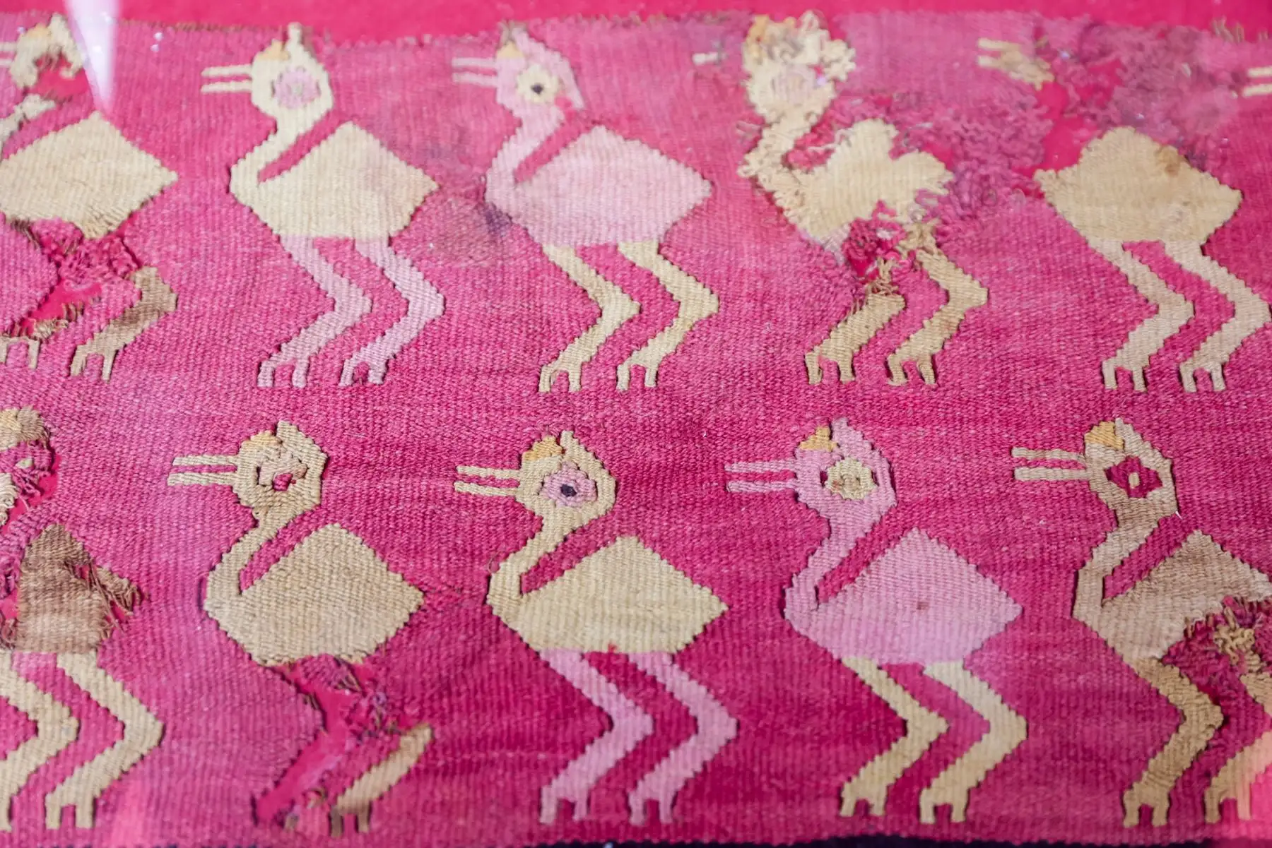 Un paño textil de estilo Chimú, correspondiente al Horizonte Medio (600 d.C. – 1000 d.C.), fue parte de los bienes culturales recuperados y entregados al Ministerio de Cultura. La pieza, que presenta diseños zoomorfos repetitivos, fue identificada en una subasta en el extranjero y recuperada a través de gestiones realizadas por la Embajada del Perú en Portugal. Foto: ANDINA/Luis Iparraguirre.