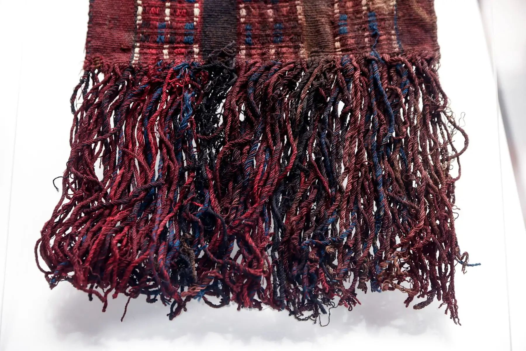 Un bolso de estilo Chiribaya, correspondiente al Intermedio Tardío (1000 d.C. – 1470 d.C.), formó parte de los bienes culturales recuperados y entregados al Ministerio de Cultura. La pieza, elaborada en fibras textiles con terminaciones en flecos, fue incautada por el Comando de los Carabineros para la Protección del Patrimonio Cultural y recuperada mediante la Embajada del Perú en Italia. Foto: ANDINA/Luis Iparraguirre.