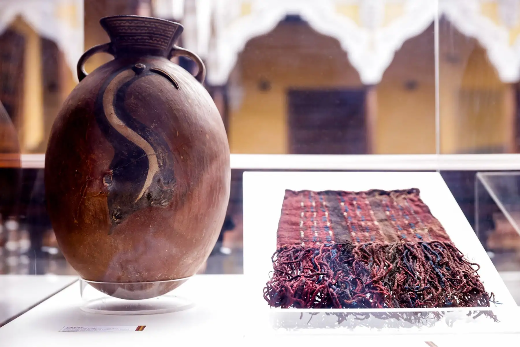 Un cántaro de estilo Chancay, correspondiente al Intermedio Tardío (1000 d.C. – 1476 d.C.), integró el conjunto de bienes culturales recuperados y entregados al Ministerio de Cultura. La pieza fue incautada por la Policía Federal de Brasil y posteriormente restituida a través de la Embajada del Perú en ese país, como parte de las acciones de recuperación del patrimonio. Foto: ANDINA/Luis Iparraguirre.