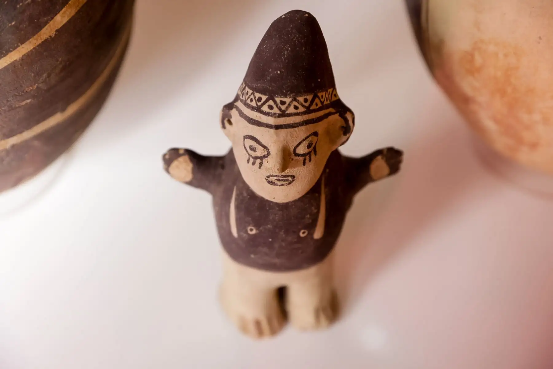 Una escultura de estilo Chancay, correspondiente al Intermedio Tardío (1000 d.C. – 1476 d.C.), formó parte de los bienes culturales repatriados al Perú y entregados al Ministerio de Cultura. La pieza, que representa una figura antropomorfa con rasgos geométricos, fue devuelta de manera voluntaria a través de la Embajada del Perú en Países Bajos. Foto: ANDINA/Luis Iparraguirre.