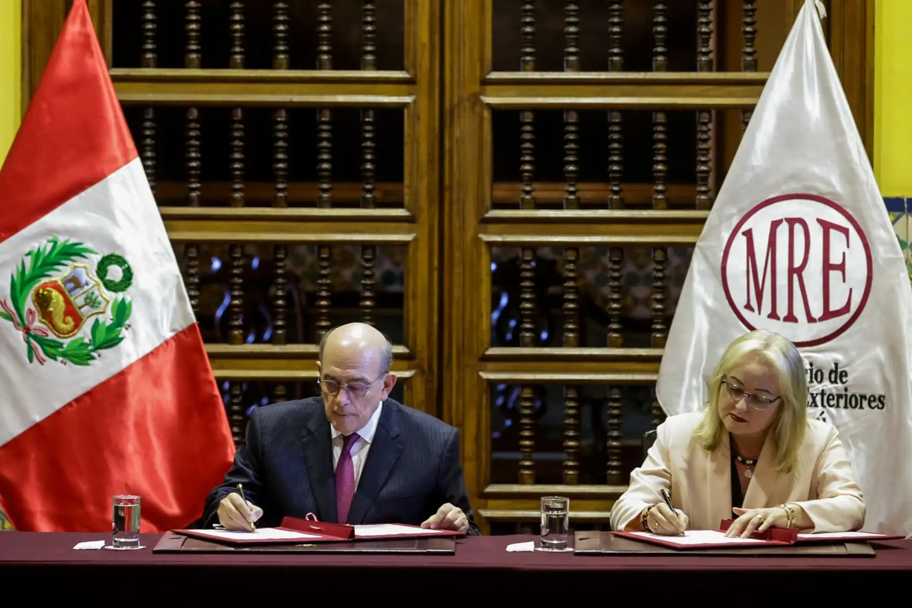 Un total de 169 bienes culturales, repatriados de países de América y Europa por el Ministerio de Relaciones Exteriores, fueron entregados al Ministerio de Cultura en una ceremonia oficial realizada en el Palacio de Torre Tagle. El acto contó con la participación del canciller Hugo de Zela y la ministra de Cultura, Fátima Altabás. Fotos: ANDINA/Luis Iparraguirre