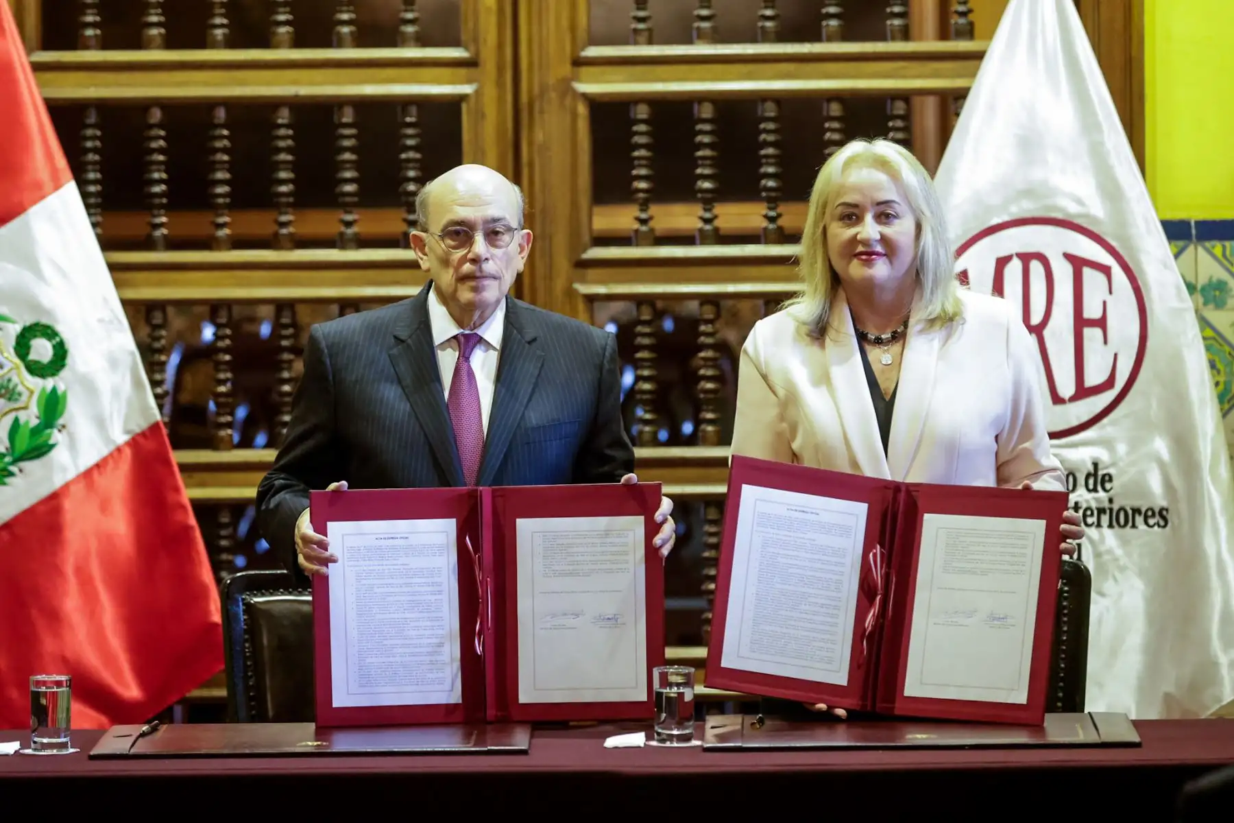 Un total de 169 bienes culturales, repatriados de países de América y Europa por el Ministerio de Relaciones Exteriores, fueron entregados al Ministerio de Cultura en una ceremonia oficial realizada en el Palacio de Torre Tagle. El acto contó con la participación del canciller Hugo de Zela y la ministra de Cultura, Fátima Altabás. Fotos: ANDINA/Luis Iparraguirre