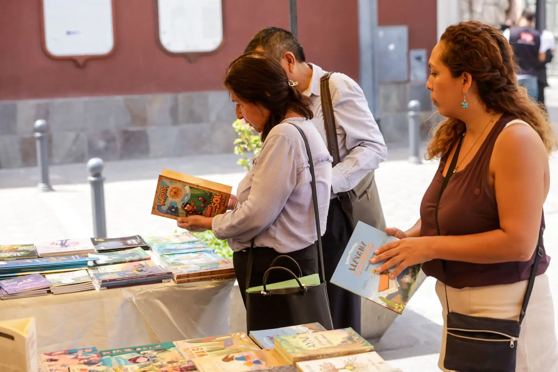 La Casa de la Literatura Peruana inauguró el Festival del Libro y la Lectura “Estación de Lectores”, dedicado a la producción literaria escrita por mujeres, en una ceremonia realizada en su sede institucional. La actividad dio inicio a una programación que incluyó feria de libros, presentaciones, conversatorios, talleres y diversas actividades culturales orientadas a promover el acceso a la lectura. Fotos: ANDINA/Luis Iparraguirre