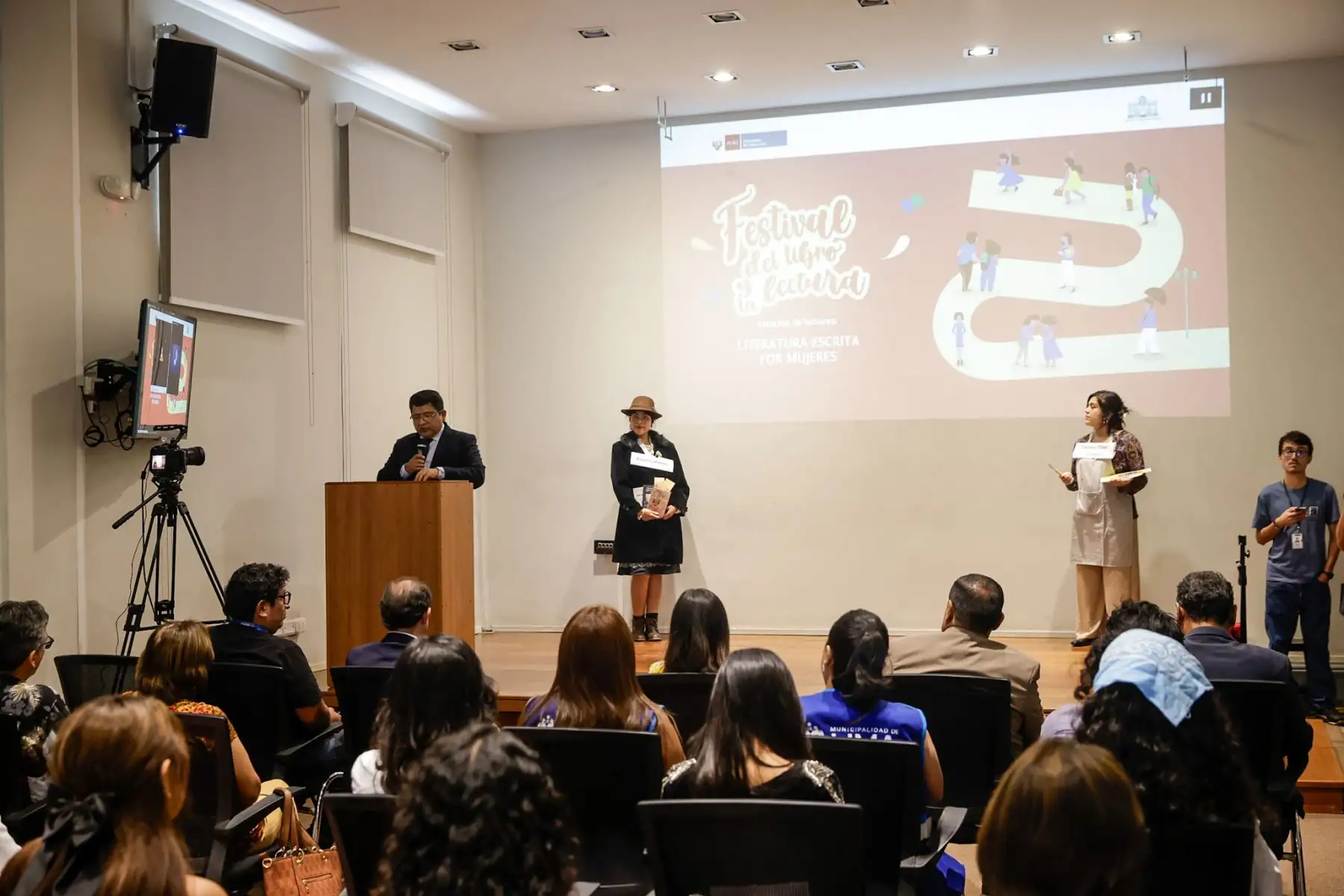 La Casa de la Literatura Peruana inauguró el Festival del Libro y la Lectura “Estación de Lectores”, dedicado a la producción literaria escrita por mujeres, en una ceremonia realizada en su sede institucional. La actividad dio inicio a una programación que incluyó feria de libros, presentaciones, conversatorios, talleres y diversas actividades culturales orientadas a promover el acceso a la lectura. Fotos: ANDINA/Luis Iparraguirre