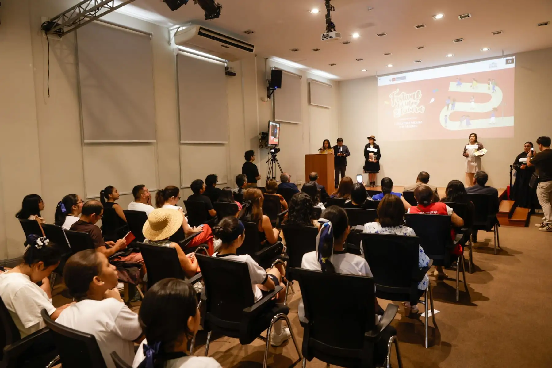 La Casa de la Literatura Peruana inauguró el Festival del Libro y la Lectura “Estación de Lectores”, dedicado a la producción literaria escrita por mujeres, en una ceremonia realizada en su sede institucional. La actividad dio inicio a una programación que incluyó feria de libros, presentaciones, conversatorios, talleres y diversas actividades culturales orientadas a promover el acceso a la lectura. Fotos: ANDINA/Luis Iparraguirre