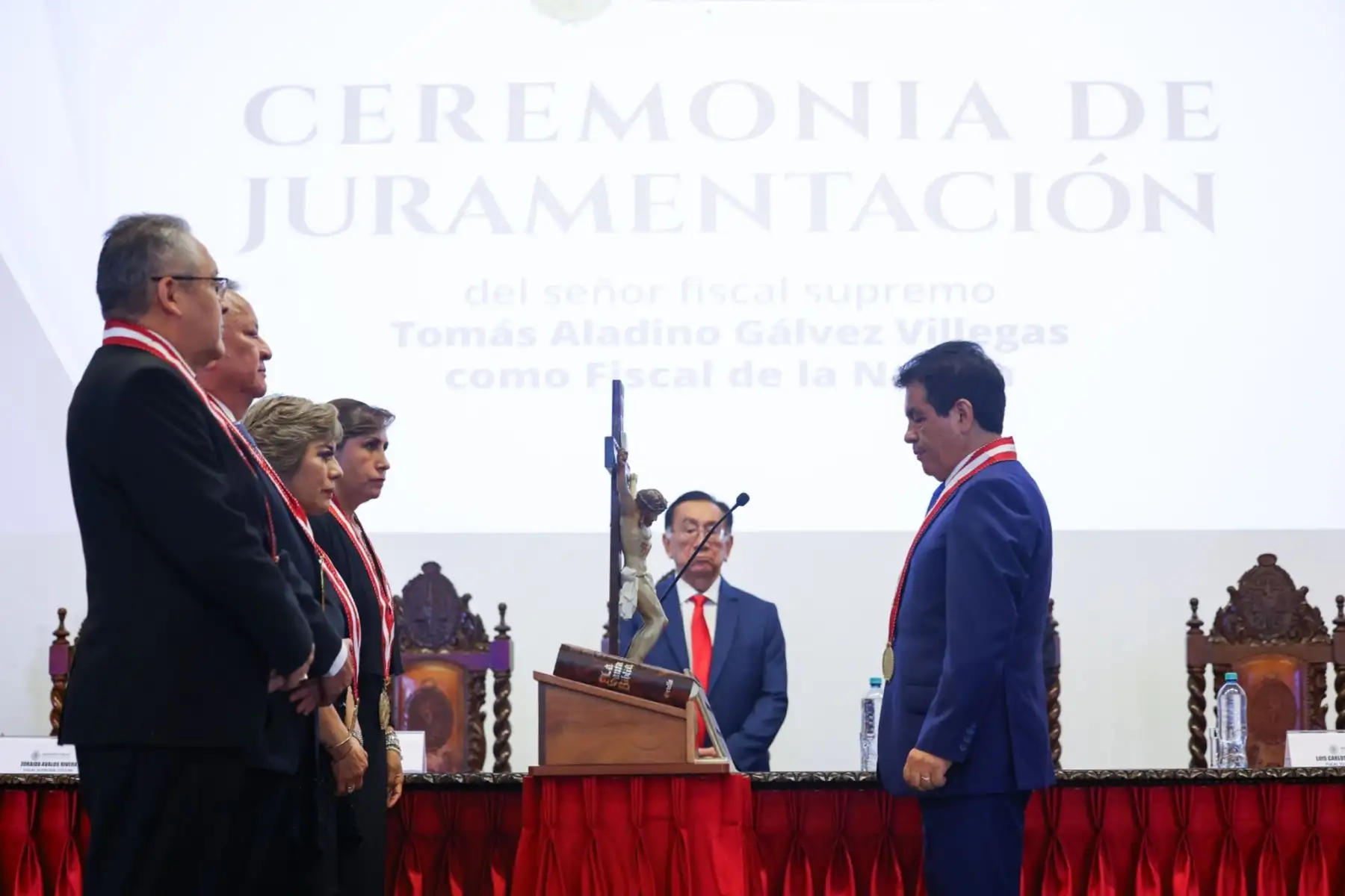 El presidente de la república, José Balcázar, asistió a la ceremonia de juramentación del doctor Tomás Aladino Gálvez Villegas, quien asumió el cargo de Fiscal de la Nación y la presidencia de la Junta de Fiscales Supremos para el periodo 2026–2029.  Foto: ANDINA/Prensa Presidencia

La actividad contó con la participación de autoridades del Estado y ratifica el rol del Ministerio Público del Perú en la defensa de la legalidad y el Estado de derecho. Foto: ANDINA/Prensa Presidencia