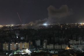 El humo se eleva desde el lugar donde se produjo un ataque aéreo israelí contra una zona de los suburbios del sur de Beirut (27 de marzo de 2026). Foto: AFP.