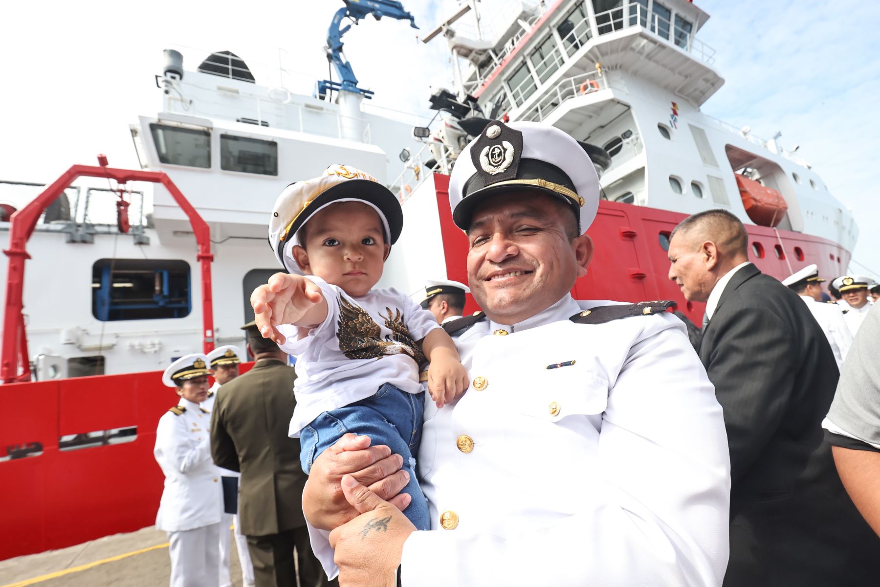 Tras tres meses  de su expedición a la Antártida, el BAP Carrasco llega al puerto del Callao, donde la familia de los tripulantes recibieron con mucha emoción a sus seres queridos. Foto: ANDINA/ Juan Carlos Guzmán Negrini