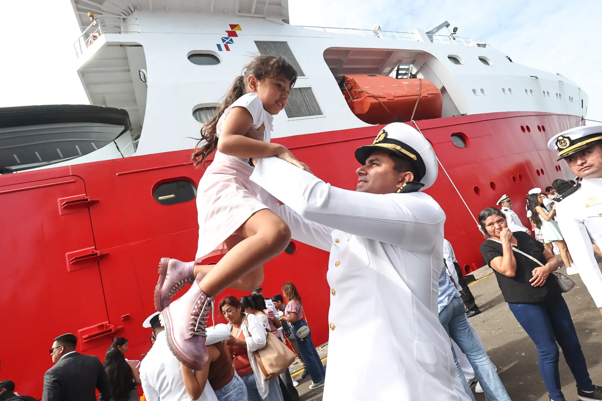 Tras tres meses  de su expedición a la Antártida, el BAP Carrasco llega al puerto del Callao, donde la familia de los tripulantes recibieron con mucha emoción a sus seres queridos. Foto: ANDINA/ Juan Carlos Guzmán Negrini