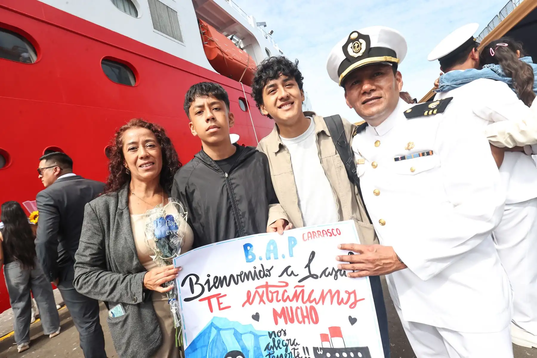 Tras tres meses  de su expedición a la Antártida, el BAP Carrasco llega al puerto del Callao, donde la familia de los tripulantes recibieron con mucha emoción a sus seres queridos. Foto: ANDINA/ Juan Carlos Guzmán Negrini