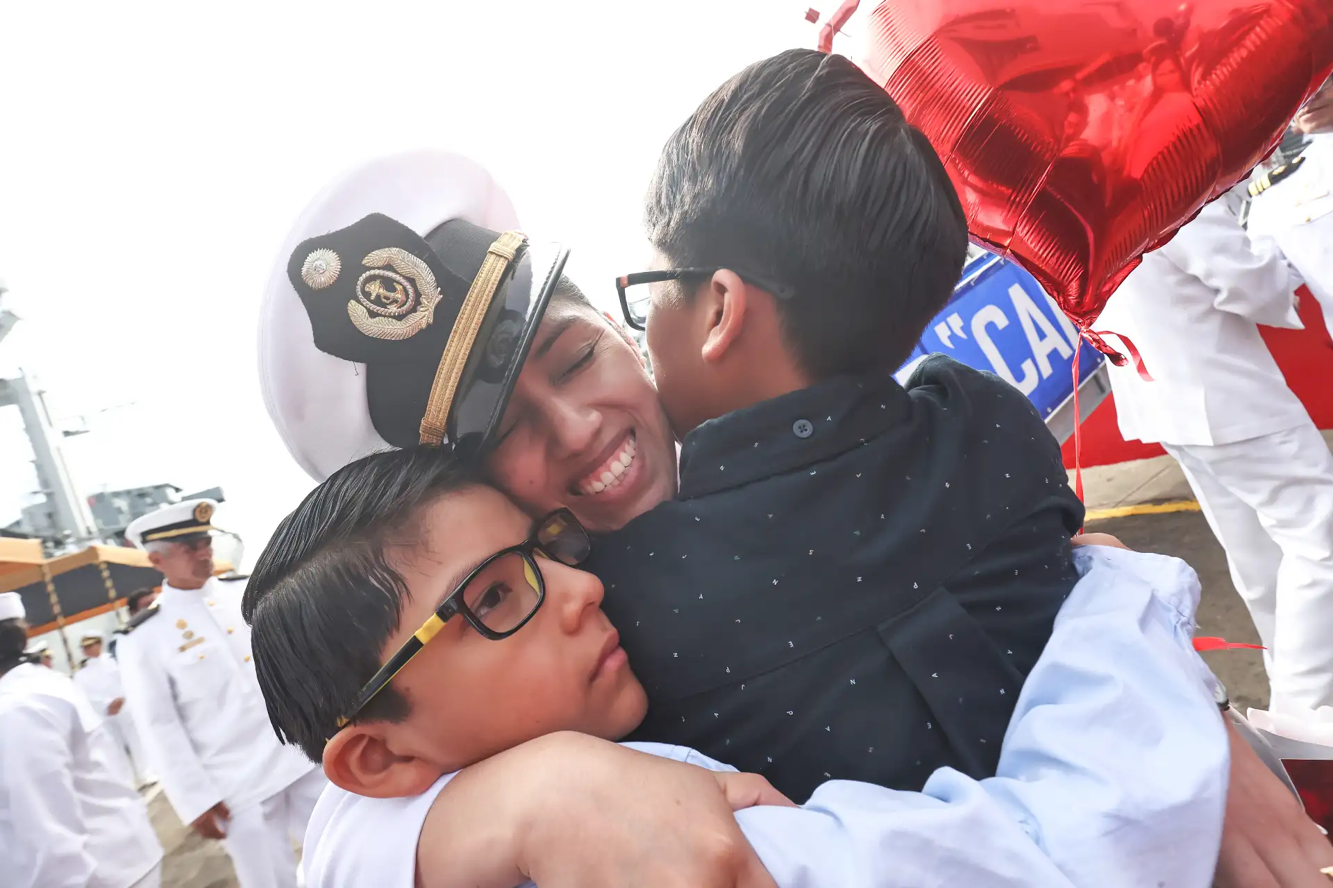 Tras tres meses  de su expedición a la Antártida, el BAP Carrasco llega al puerto del Callao, donde la familia de los tripulantes recibieron con mucha emoción a sus seres queridos. Foto: ANDINA/ Juan Carlos Guzmán Negrini