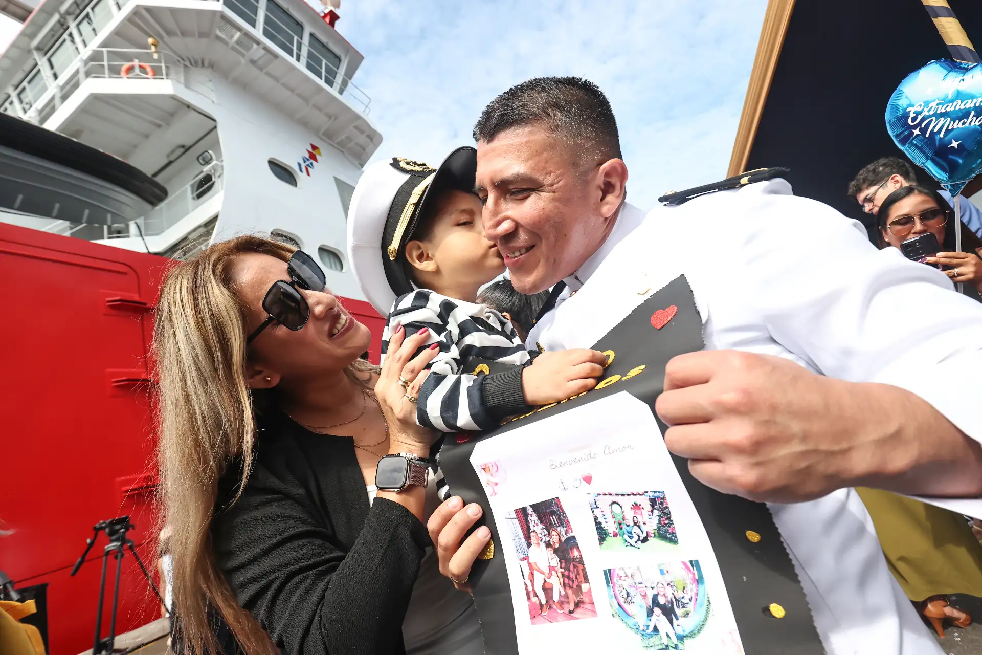 Tras tres meses  de su expedición a la Antártida, el BAP Carrasco llega al puerto del Callao, donde la familia de los tripulantes recibieron con mucha emoción a sus seres queridos. Foto: ANDINA/ Juan Carlos Guzmán Negrini