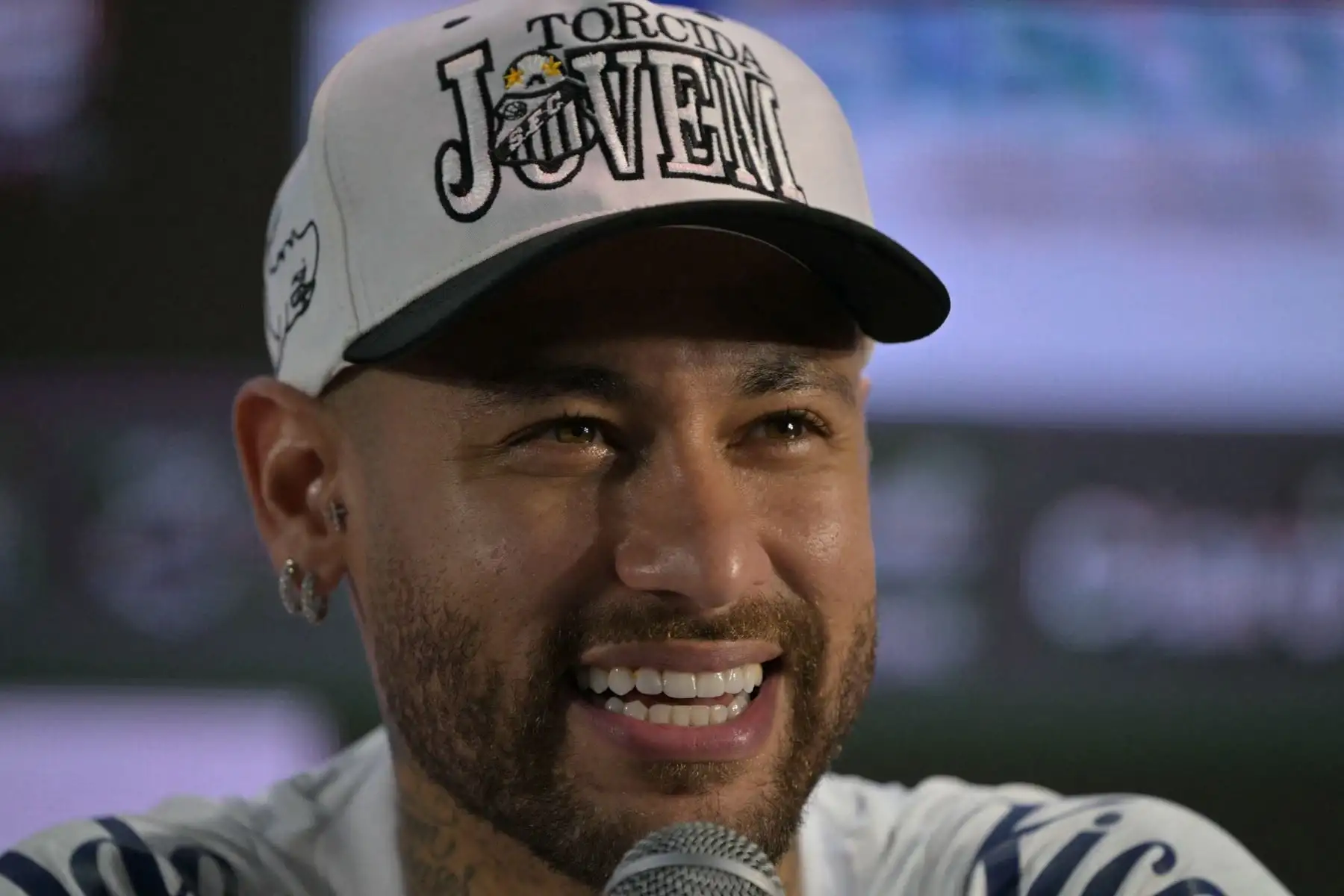 Neymar se dice feliz por los hinchas que corearon su nombre en la derrota de Brasil