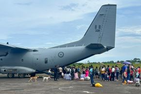 El operativo garantiza la presencia oportuna de maestros en uno de los territorios más alejados del país, al que solo se accede por vía aérea. Foto: Minedu