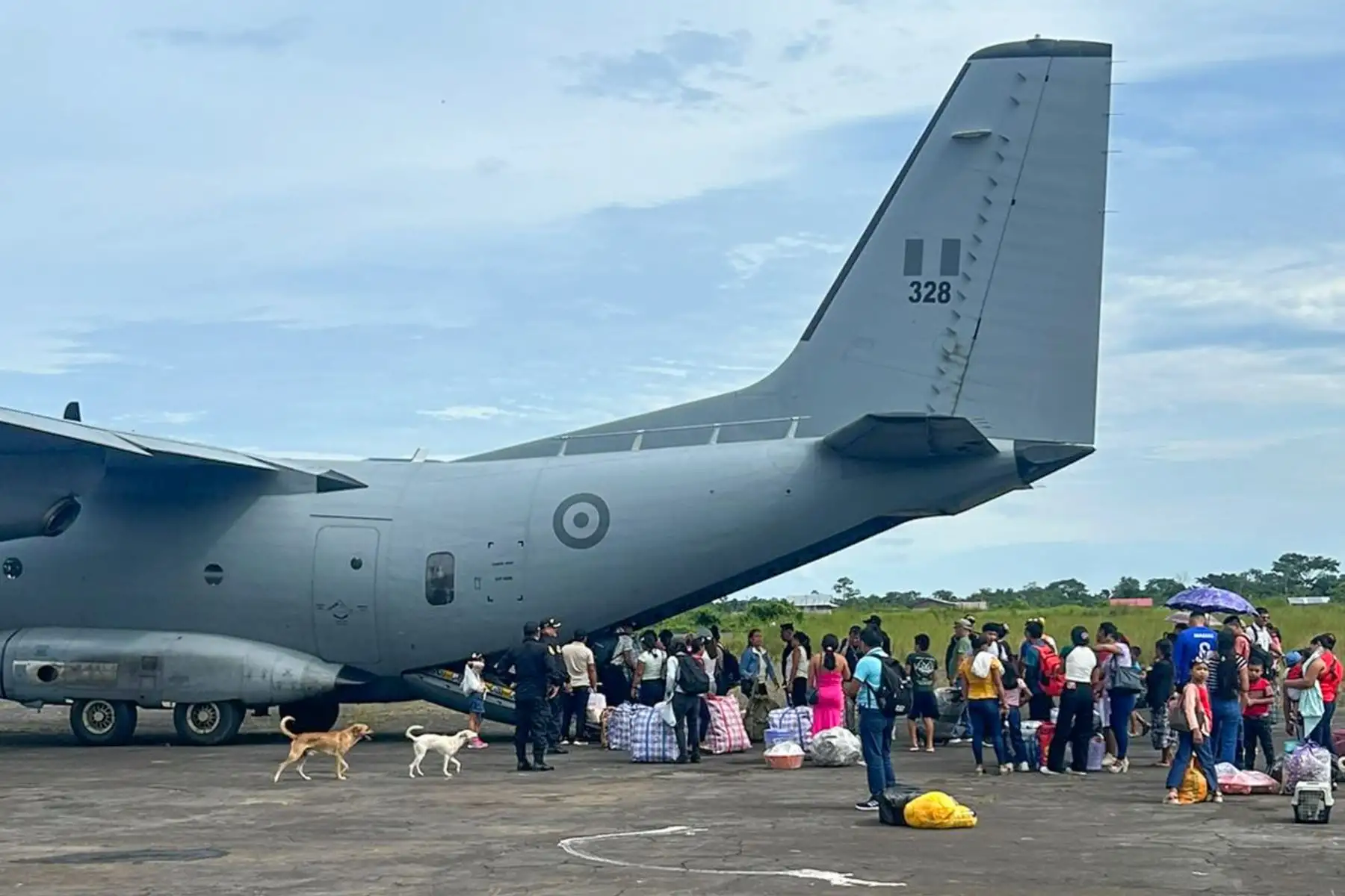 Ucayali: Minedu y Mindef trasladan a docentes a Purús para asegurar inicio del año escolar