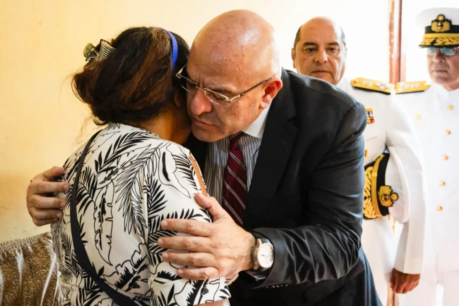 Titular de Defensa expresó condolencias a familiares de marino fallecido en accidente