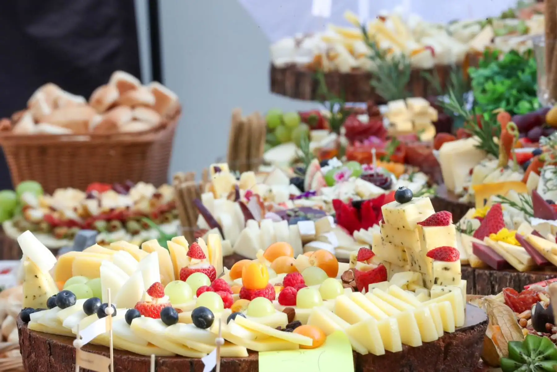 Durante la competencia, cada participante elabora una tabla de quesos para 20 personas en un tiempo máximo de 45 minutos. Foto: ANDINA/Ricardo Cuba