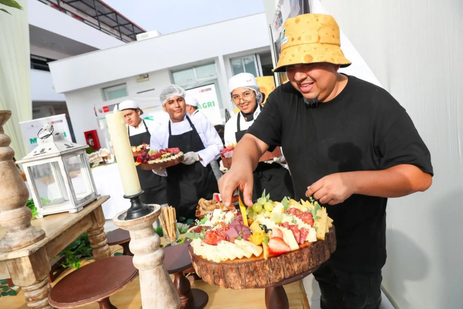 El certamen cuenta con dos categorías: productores (40) y emprendedores (30), provenientes de regiones como Amazonas, Áncash, Apurímac, Arequipa, Ayacucho, Cajamarca, Cusco, Ica y Junín, entre otras, destacando la diversidad y calidad del queso nacional. Foto: ANDINA/Ricardo Cuba