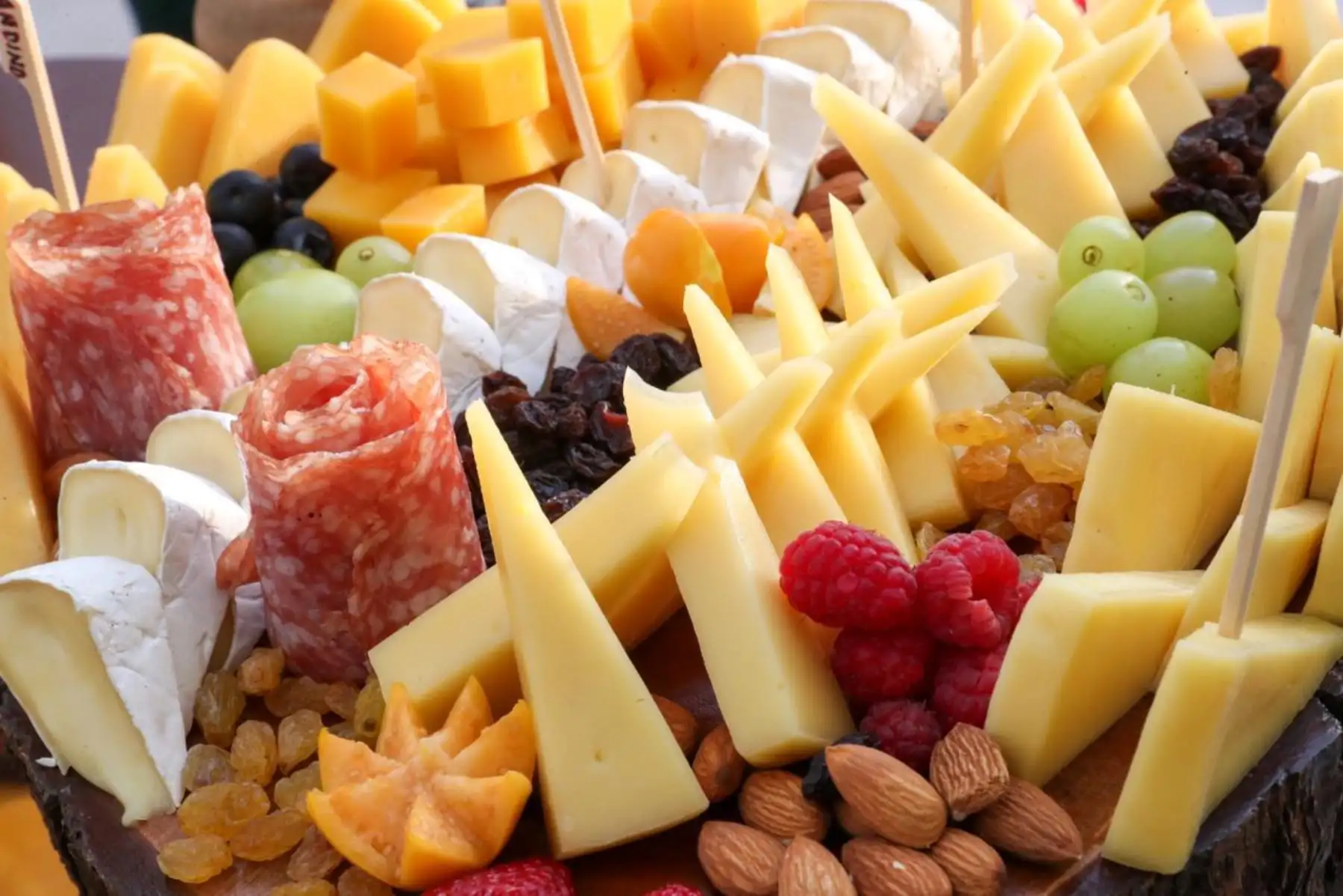 Con la participación de 70 productores y emprendedores de 18 regiones del país, quienes compiten con innovadoras propuestas para promover el consumo de queso artesanal peruano en el mercado interno. Foto: ANDINA/Ricardo Cuba