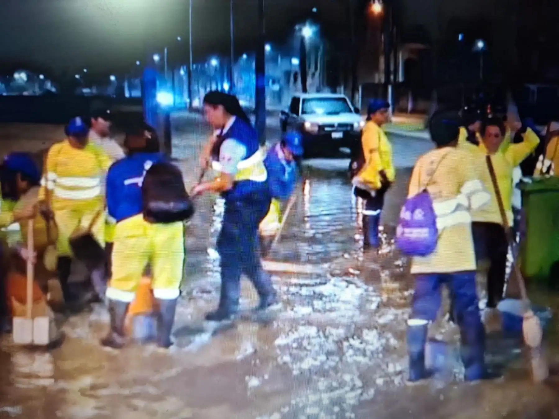 Callao: Equipo de limpieza trabaja en zona de Costa Verde afectada por oleaje anómalo