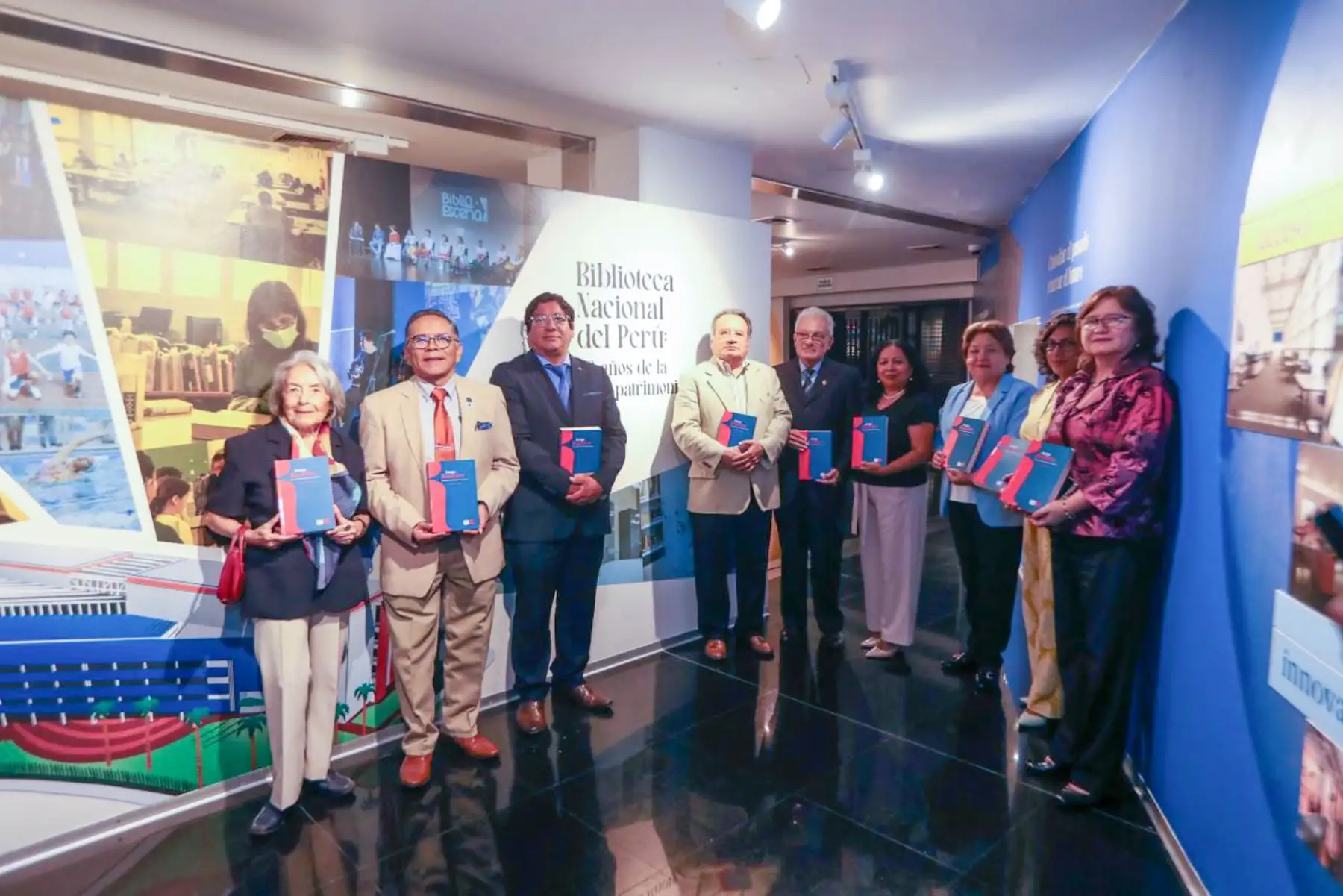 El programa incluyó la proyección
de un video conmemorativo, un conversatorio sobre la historia de la sede y un
recorrido guiado por la muestra. Foto: ANDINA/Ricardo Cuba