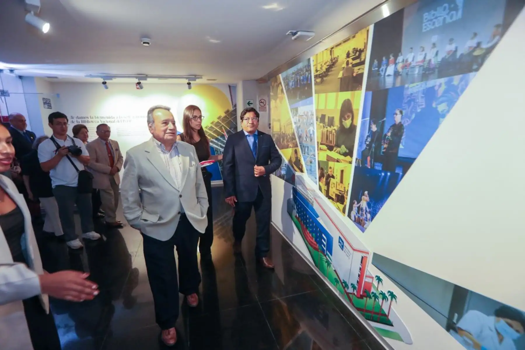 A través de planos arquitectónicos, registros fotográficos inéditos y material gráfico de la histórica campaña “Un Nuevo Sol”, la muestra reafirma el rol de la Biblioteca Nacional como un espacio fundamental para el ejercicio de los derechos culturales y la custodia de la memoria histórica del Perú. Foto: ANDINA/Ricardo Cuba