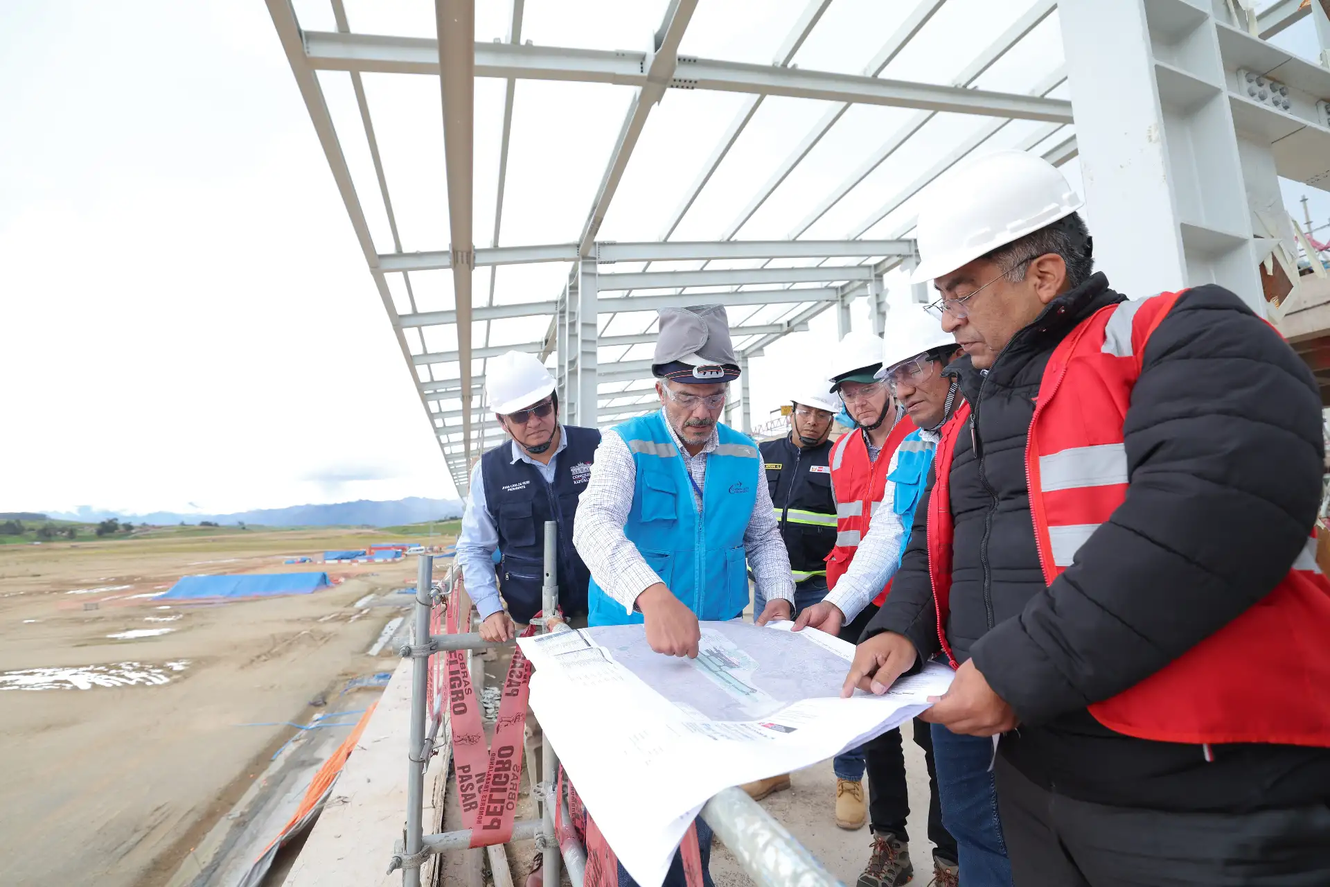 El ministro de Transportes y Comunicaciones, Aldo Prieto, inspeccionó las obras del Aeropuerto Internacional de Chinchero, que registran un 40% de avance y fortalecerá la conexión del Perú con el mundo. Foto: ANDINA/Difusión MTC