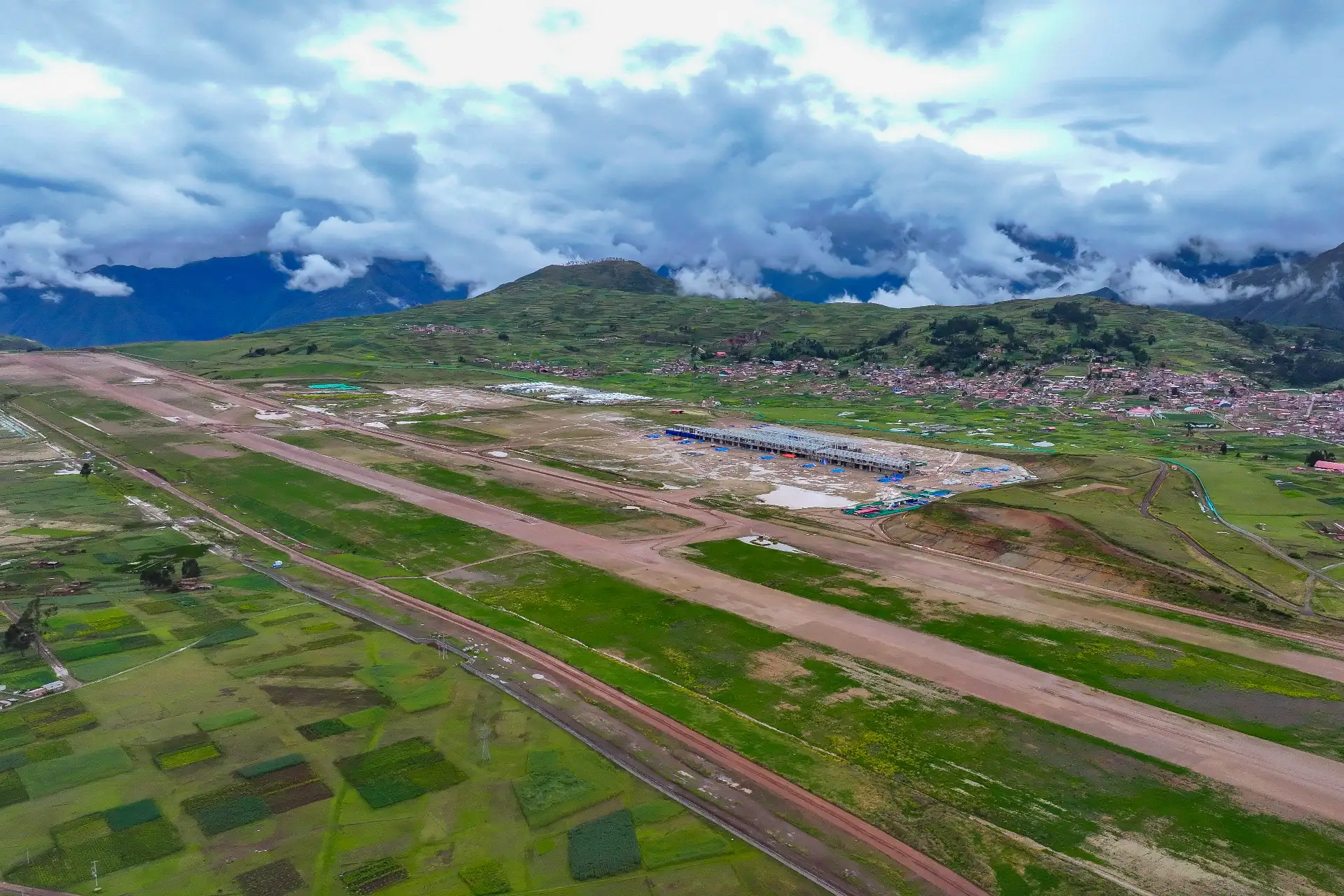 El ministro de Transportes y Comunicaciones, Aldo Prieto, inspeccionó las obras del Aeropuerto Internacional de Chinchero, que registran un 40% de avance y fortalecerá la conexión del Perú con el mundo. Foto: ANDINA/Difusión MTC