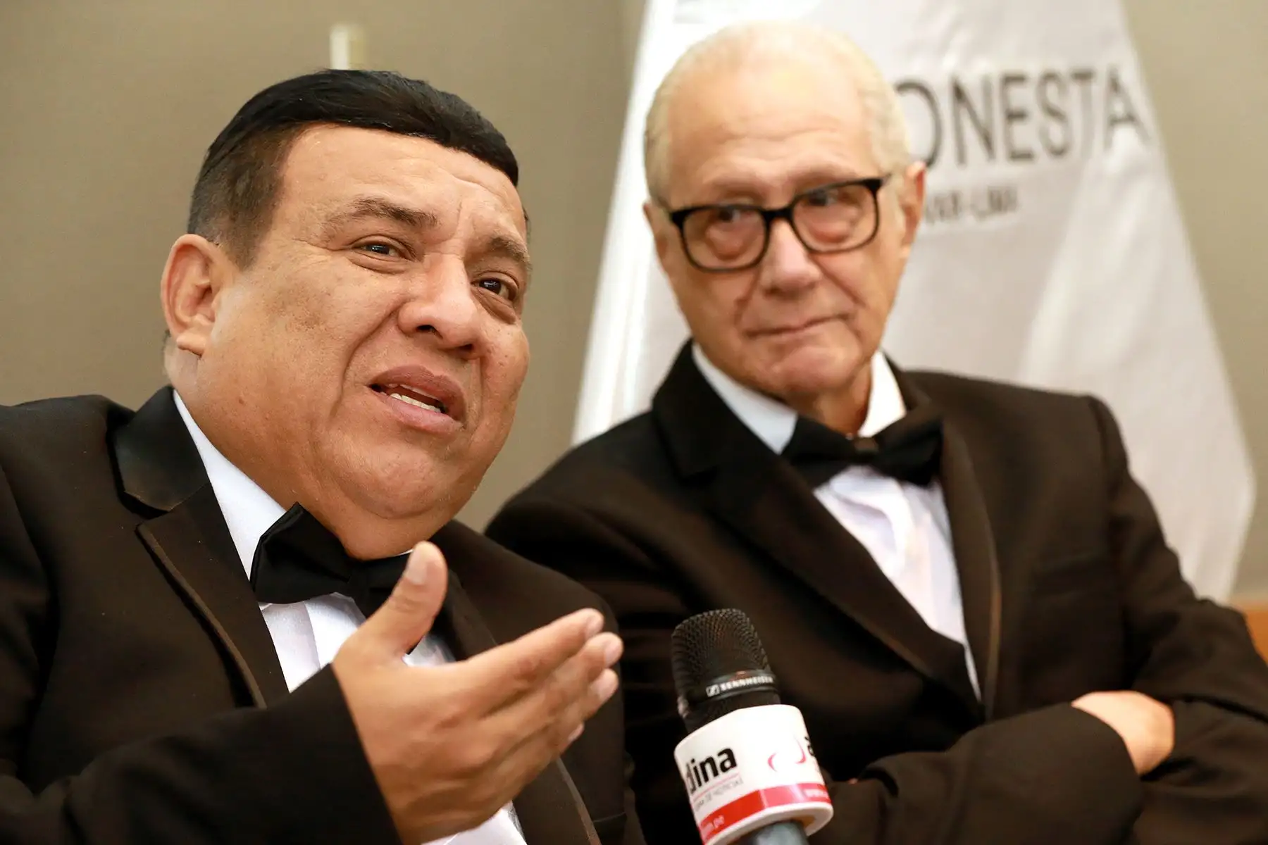 Lima - 8 setiembre 2017 / Manolo Rojas, junto a Guillermo Rossinni, durante una conferencia de Los Chistosos, emblemático programa  de Radio Programas del Perú. Foto: Diario Oficial El Peruano / Dante Zegarra