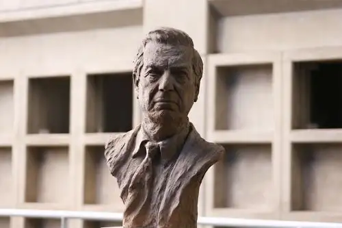 Coloso de la literatura universal. Mario Vargas Llosa, busto en la Biblioteca Nacional del Perú. Foto: Eddy Ramos/ANDINA.