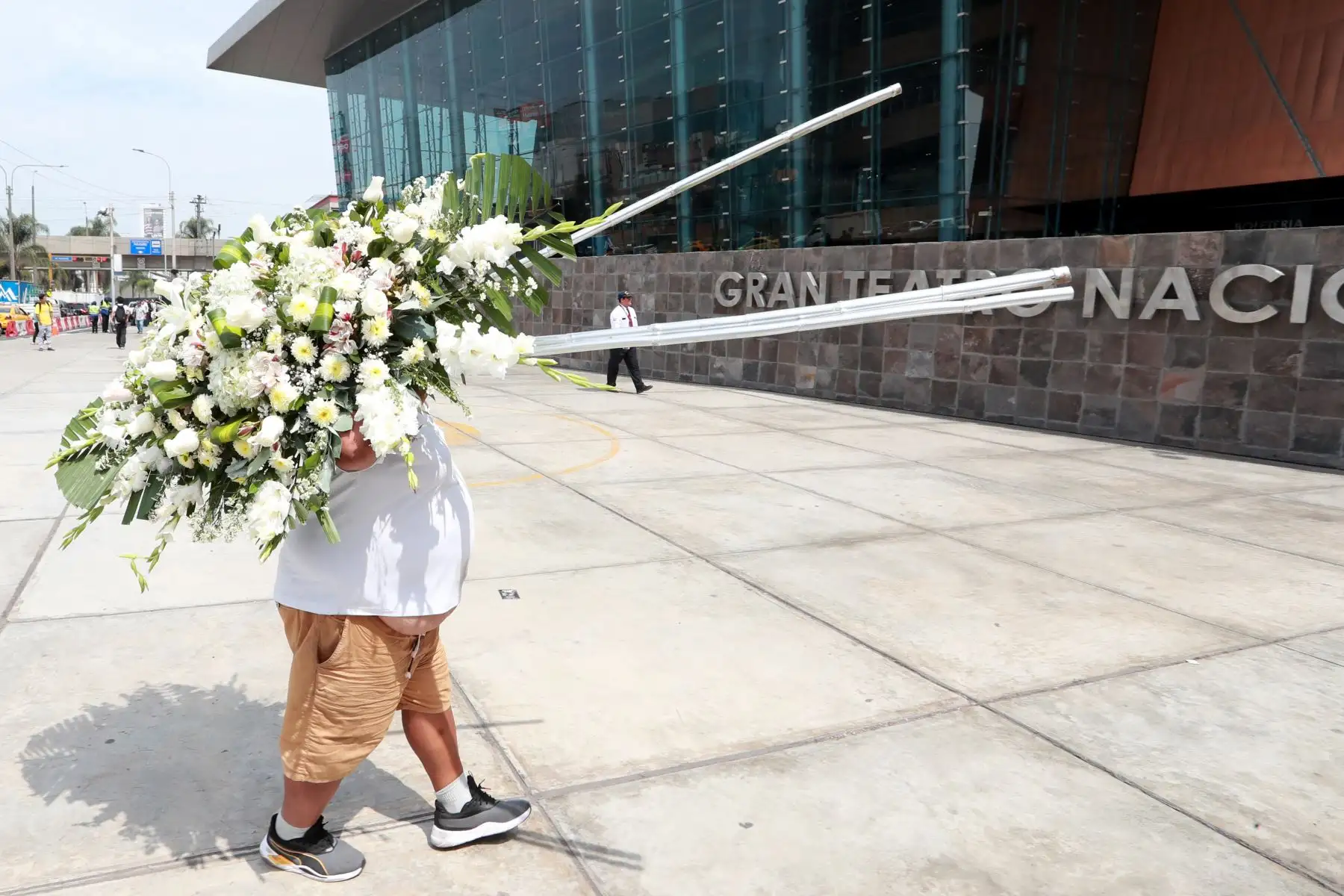 Llegada de ofrendas florales para  el velorio público del artista Manolo Rojas. Foto: ANDINA/ Verónica Calderón Zúñiga