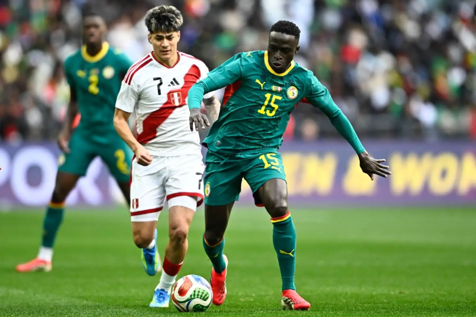 El delantero senegalés Krepin Diatta, controla el balón disputado por el centrocampista peruano Kenji Cabrera, durante el partido amistoso internacional de fútbol entre Senegal y Perú en el Stade de France en Saint-Denis, al norte de París. Foto: ANDINA/ AFP