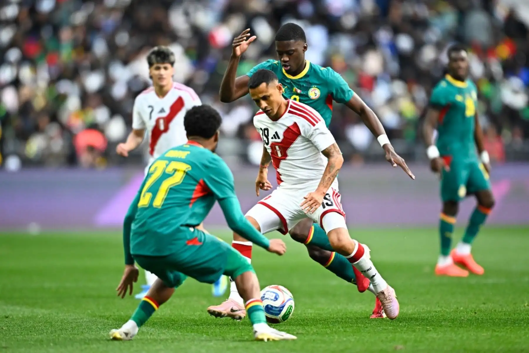 El centrocampista peruano Yoshimar Yotún, disputa el balón con el delantero senegalés Ibrahim Mbaye, durante el partido amistoso internacional de fútbol entre Senegal y Perú en el Stade de France en Saint-Denis, al norte de París. Foto: ANDINA/AFP