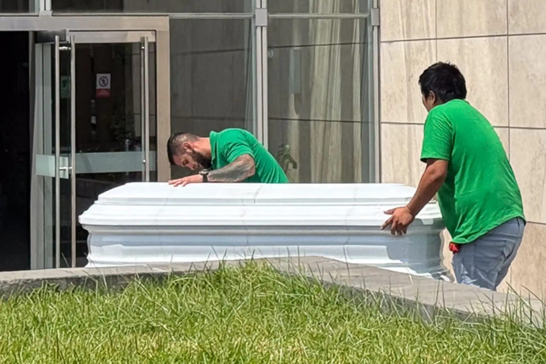 El féretro de Manolo Rojas es recibido en el Gran Teatro Nacional, donde se desarrolla el velorio del artista. Foto: ANDINA/ Verónica Calderón Zúñiga