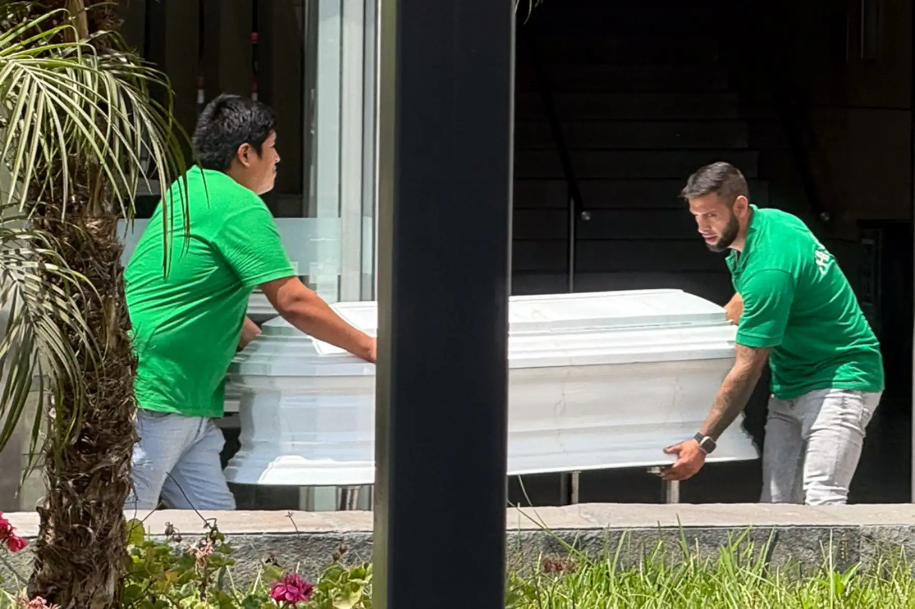 Los restos del imitador Manolo Rojas llegan al Gran Teatro Nacional, donde se realiza el velorio público del artista. Foto: ANDINA/ Verónica Calderón Zúñiga