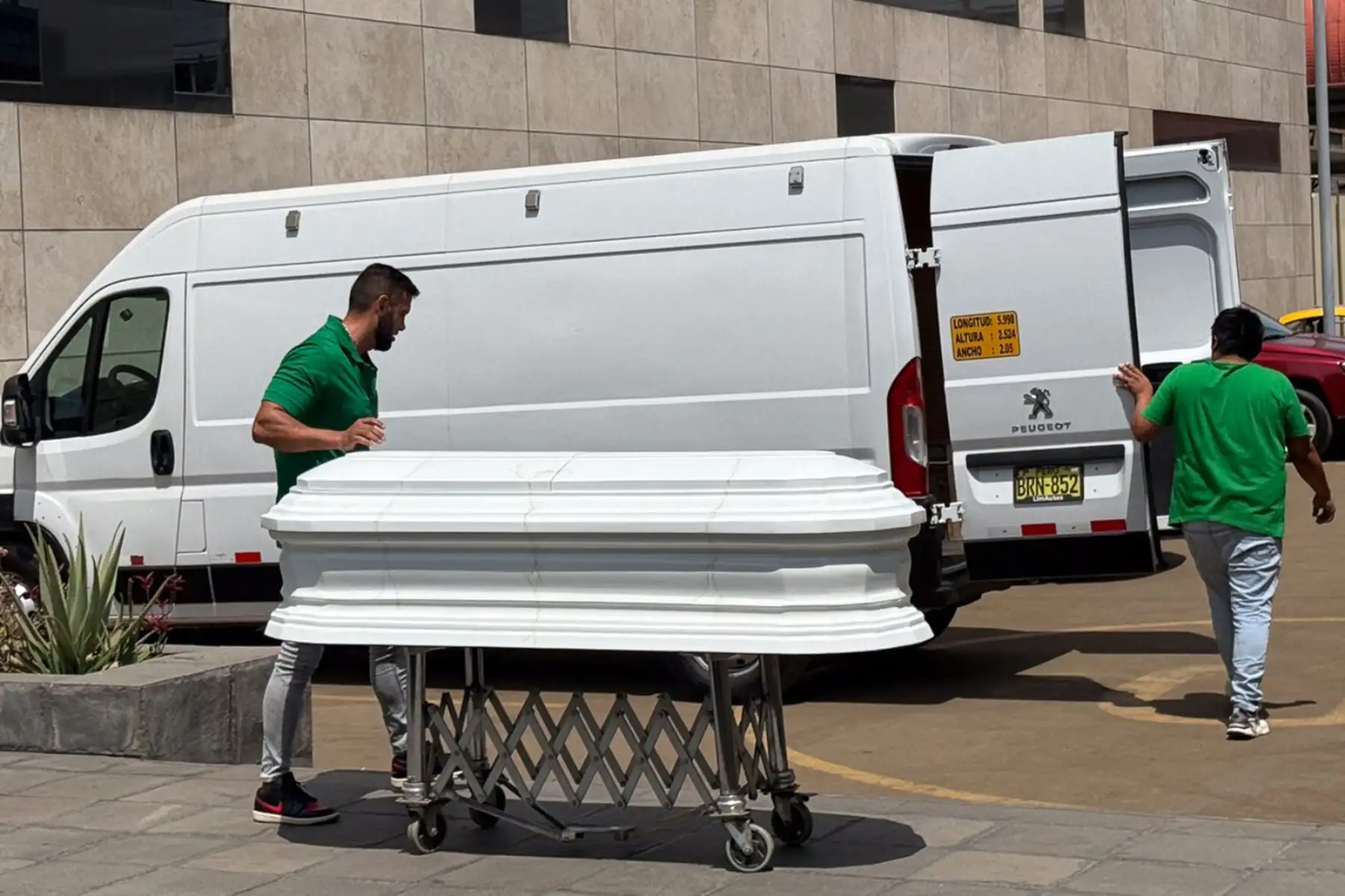 Los restos del imitador Manolo Rojas llegan al Gran Teatro Nacional, donde se realiza el velorio público del artista. Foto: ANDINA/ Verónica Calderón Zuñiga