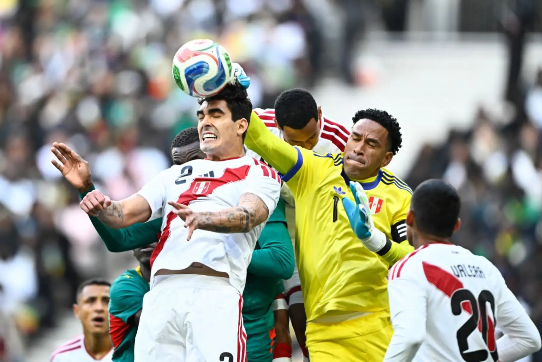 El portero peruano Pedro Gallese salta para despejar el balón durante el partido amistoso internacional de fútbol entre Senegal y Perú en el Stade de France en Saint-Denis, al norte de París. Foto: ANDINA/ AFP