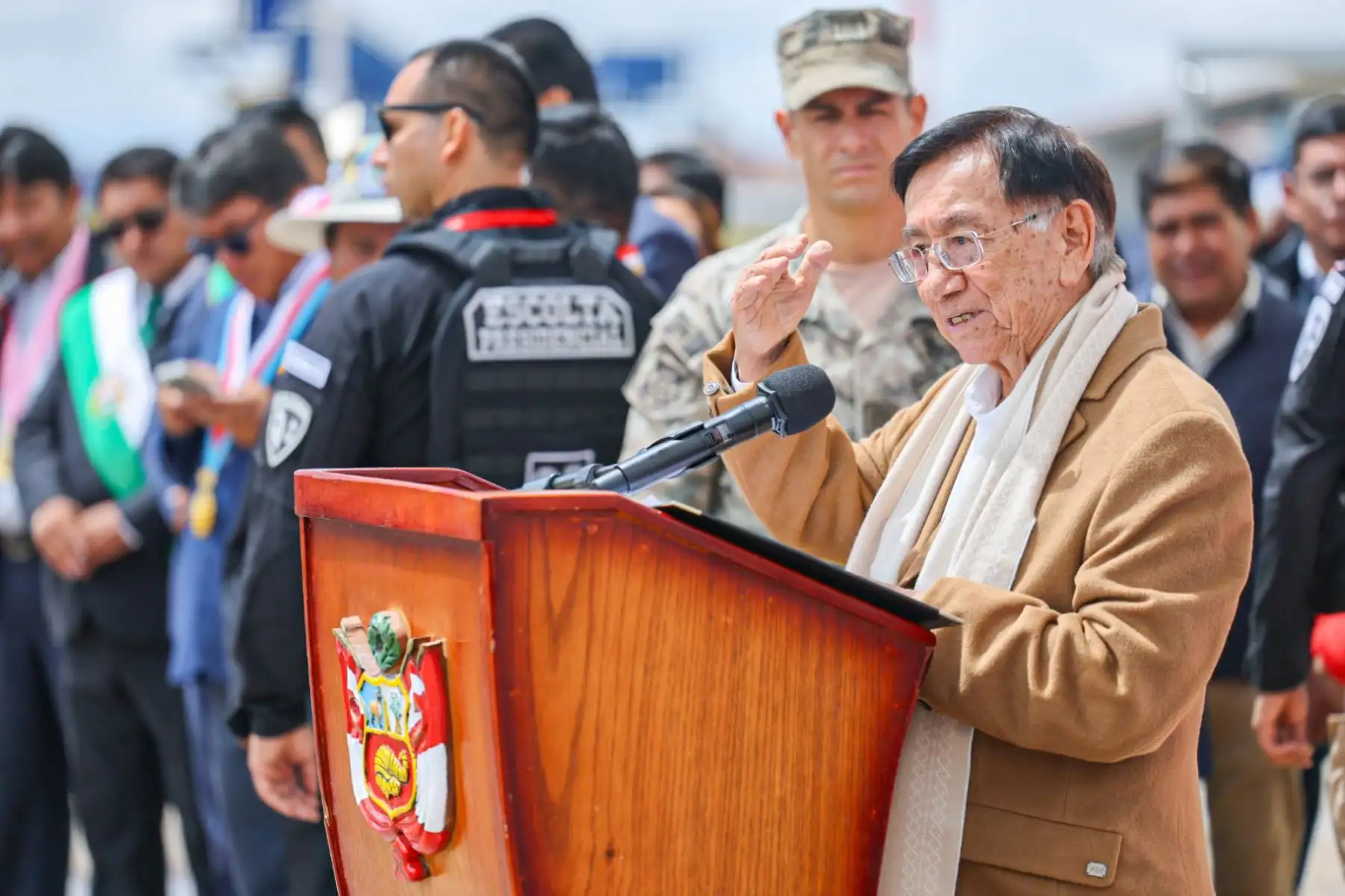 Presidente José María Balcázar supervisó el ambicioso plan de modernización del Aeropuerto Internacional Inca Manco Cápac de Juliaca impulsado por la Adenda N.º 5 que comprende la rehabilitación integral de la pista de aterrizaje, calles de rodaje y un avanzado sistema de drenaje para garantizar la seguridad operacional. 
Foto: ANDINA/Prensa Presidencia