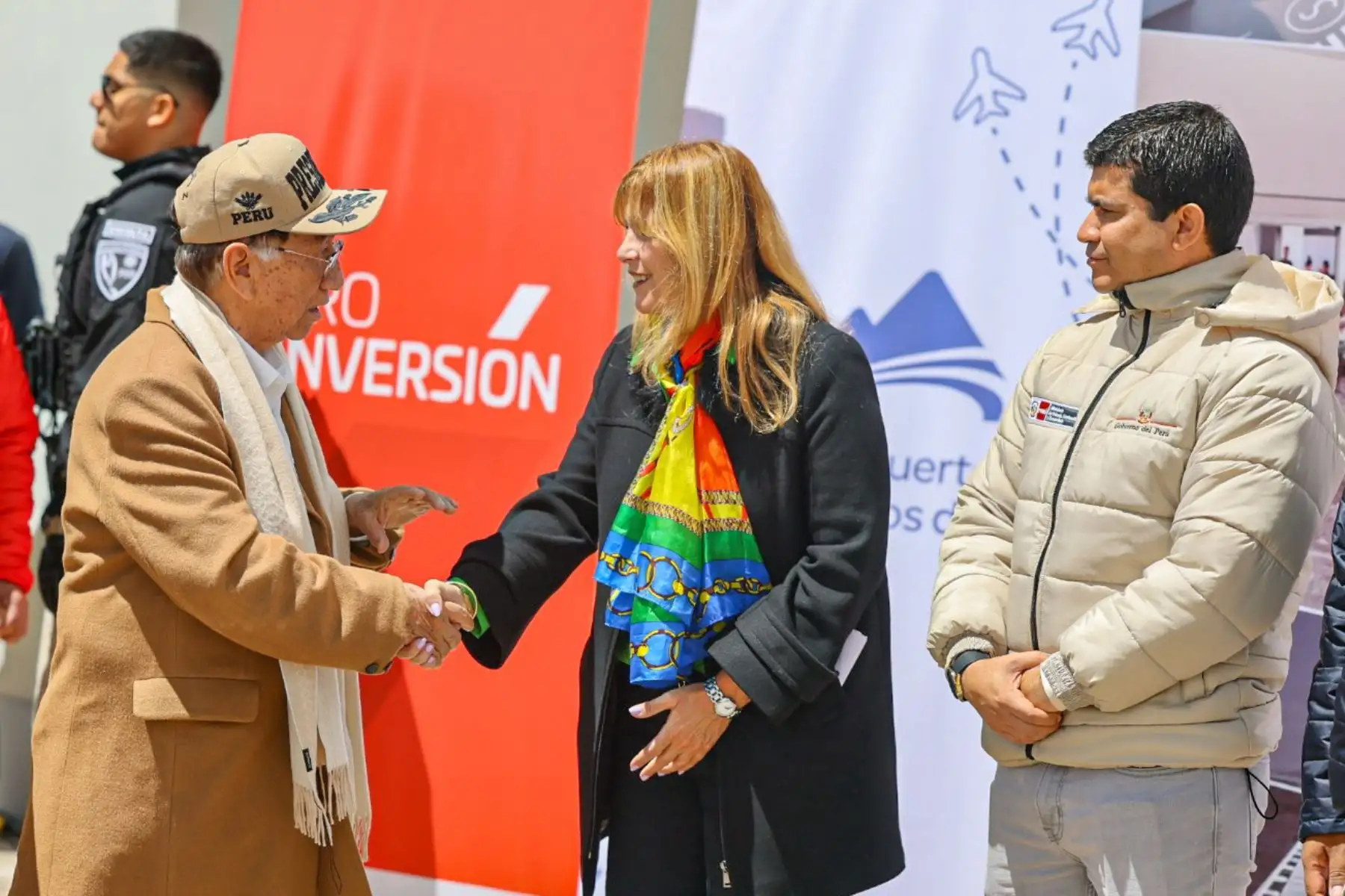 Presidente José María Balcázar supervisó el ambicioso plan de modernización del Aeropuerto Internacional Inca Manco Cápac de Juliaca impulsado por la Adenda N.º 5 que comprende la rehabilitación integral de la pista de aterrizaje, calles de rodaje y un avanzado sistema de drenaje para garantizar la seguridad operacional. 
Foto: ANDINA/Prensa Presidencia