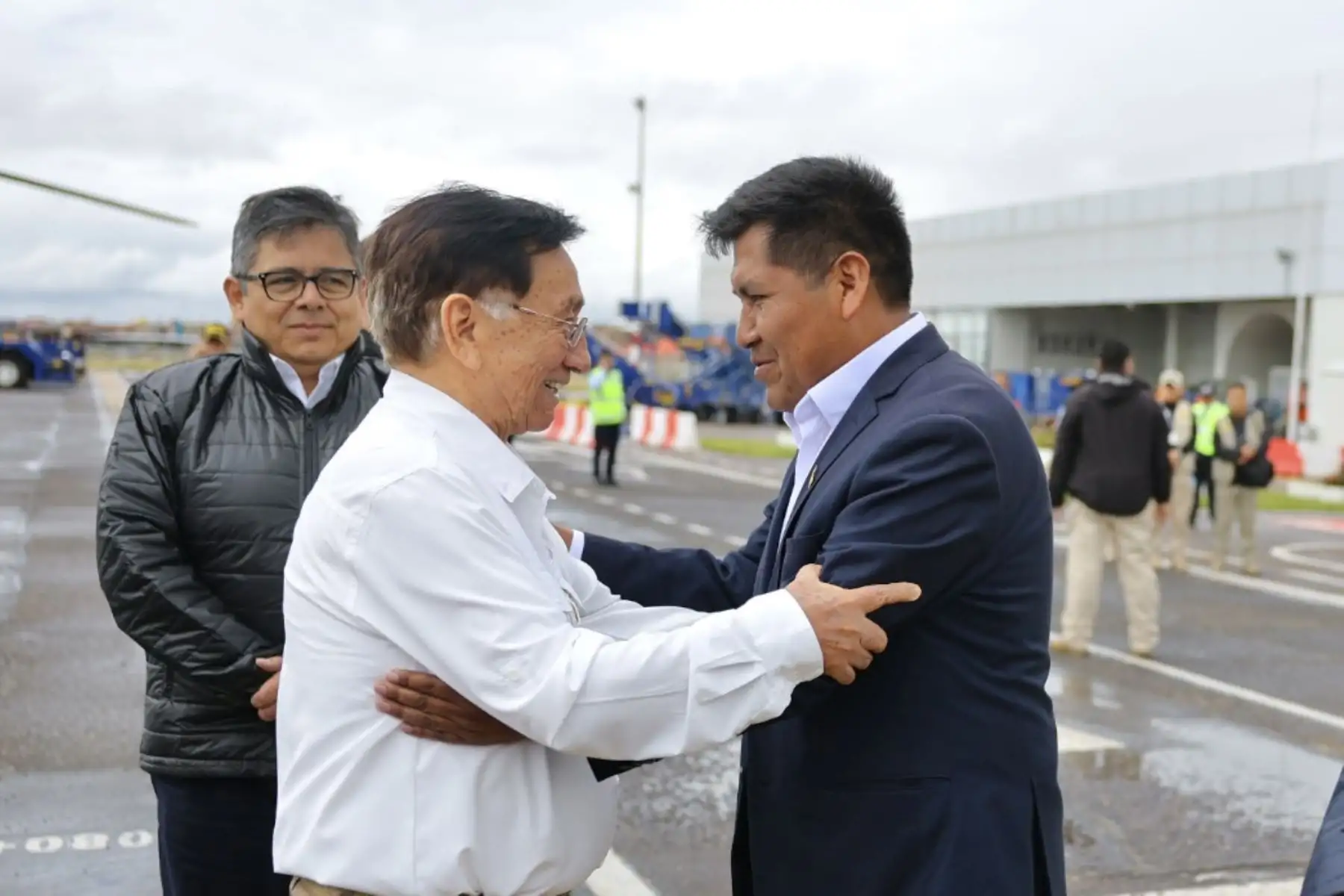 Presidente José María Balcázar supervisó el ambicioso plan de modernización del Aeropuerto Internacional Inca Manco Cápac de Juliaca impulsado por la Adenda N.º 5 que comprende la rehabilitación integral de la pista de aterrizaje, calles de rodaje y un avanzado sistema de drenaje para garantizar la seguridad operacional. 
Foto: ANDINA/Prensa Presidencia