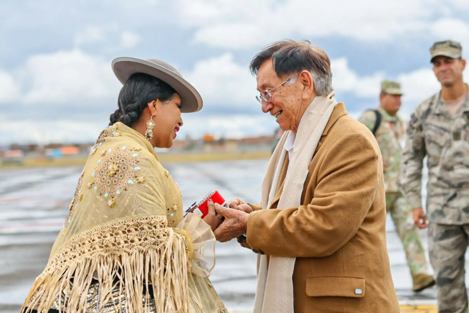 Presidente José María Balcázar supervisó el ambicioso plan de modernización del Aeropuerto Internacional Inca Manco Cápac de Juliaca impulsado por la Adenda N.º 5 que comprende la rehabilitación integral de la pista de aterrizaje, calles de rodaje y un avanzado sistema de drenaje para garantizar la seguridad operacional. 
Foto: ANDINA/Prensa Presidencia