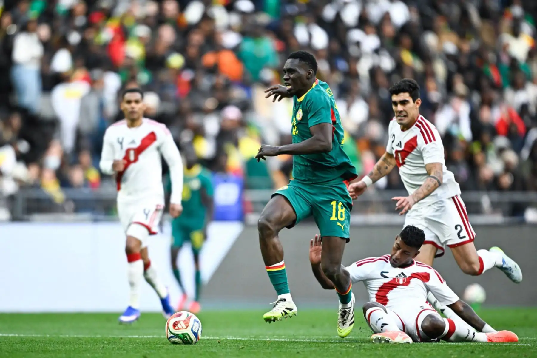 El delantero senegalés Ismaila Sarr, lucha por el balón durante el partido amistoso internacional de fútbol entre Senegal y Perú en el Stade de France en Saint-Denis, al norte de París. Foto: ANDINA/AF
