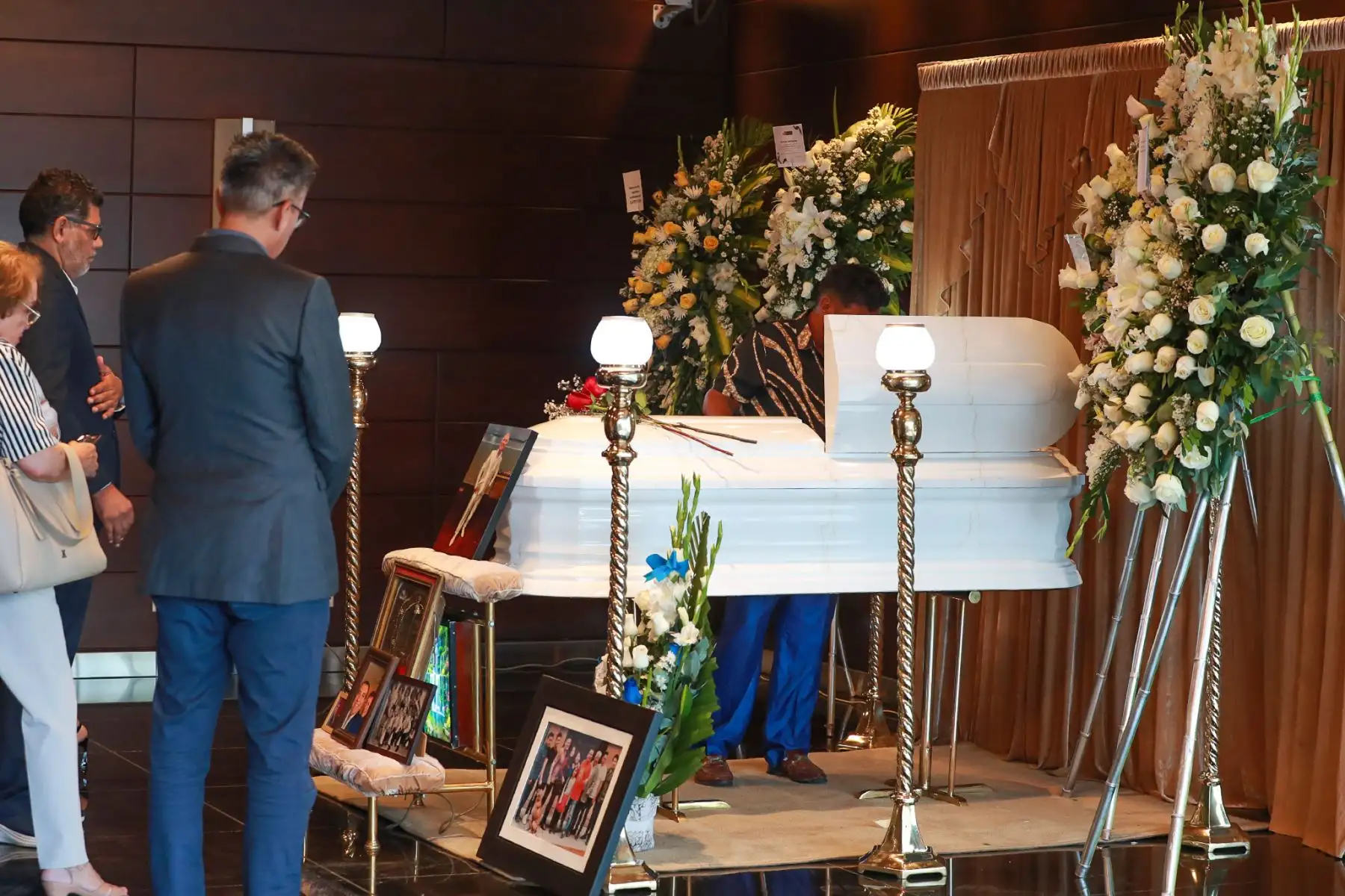 Familiares y amigos participan en el velorio del imitador Manolo Rojas en el Gran Teatro Nacional, donde seguidores del artista le rinden homenaje. Foto: ANDINA/ Verónica Calderón Zuñiga