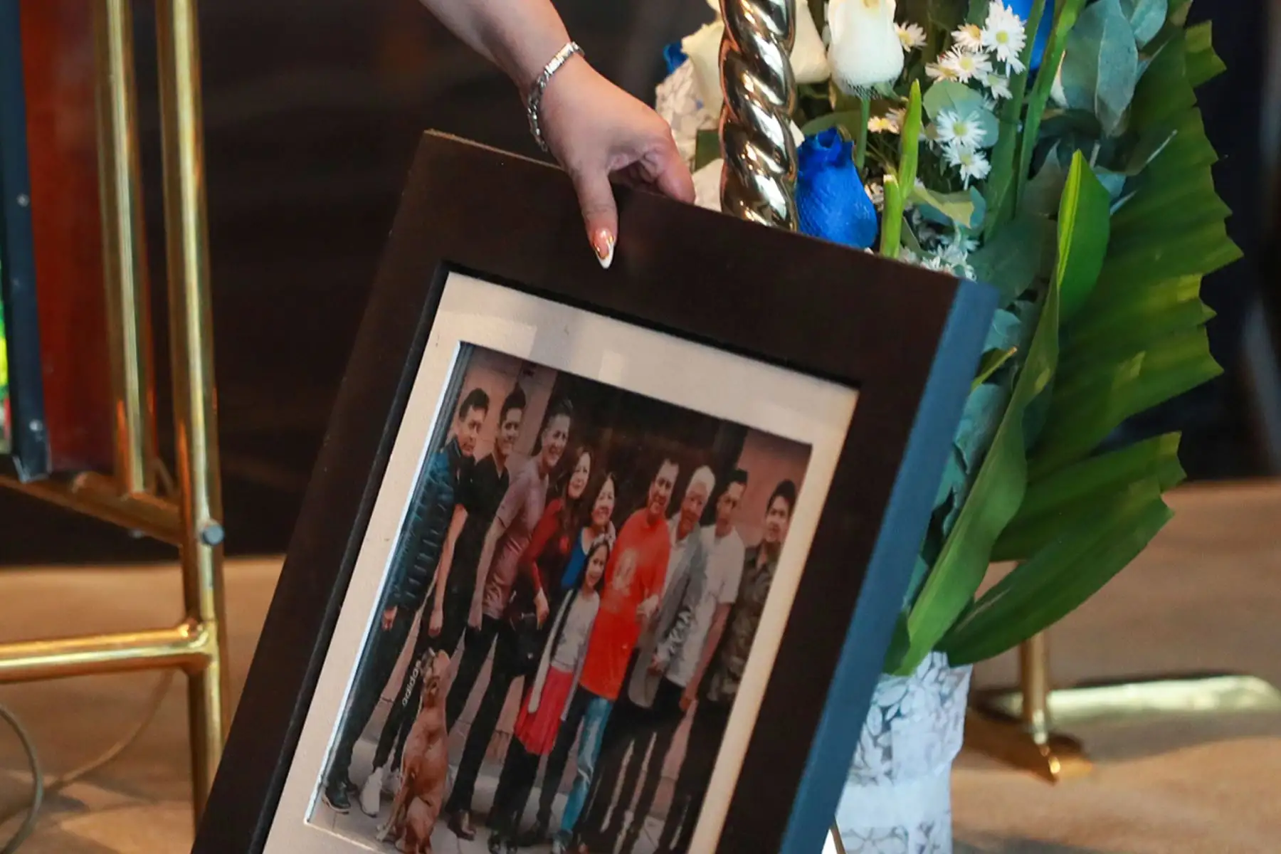 Familiares y amigos participan en el velorio del imitador Manolo Rojas en el Gran Teatro Nacional, donde seguidores del artista le rinden homenaje. Foto: ANDINA/ Verónica Calderón Zuñiga