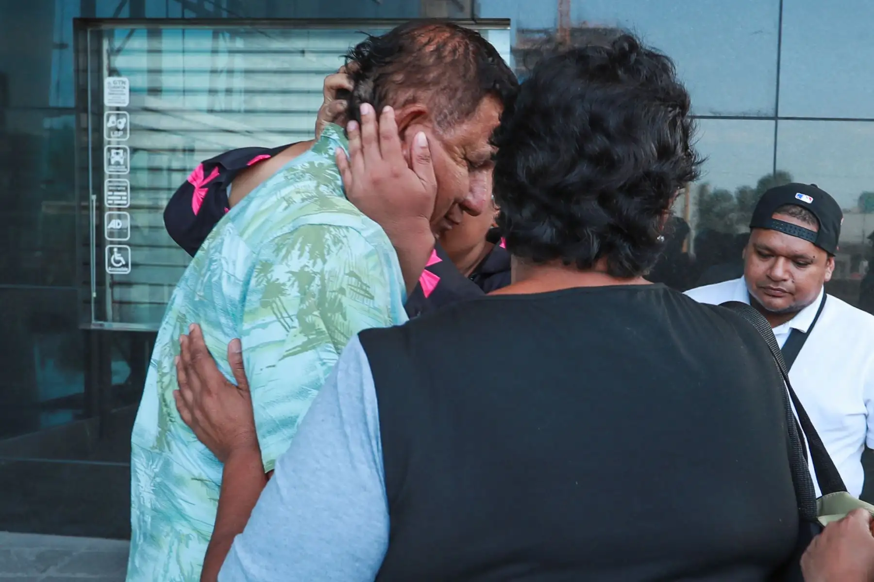Familiares y amigos participan en el velorio del imitador Manolo Rojas en el Gran Teatro Nacional, donde seguidores del artista le rinden homenaje. Foto: ANDINA/ Verónica Calderón Zuñiga