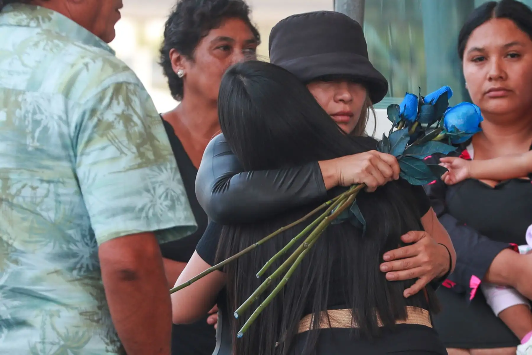 Familiares y amigos participan en el velorio del imitador Manolo Rojas en el Gran Teatro Nacional, donde seguidores del artista le rinden homenaje. Foto: ANDINA/ Verónica Calderón Zuñiga