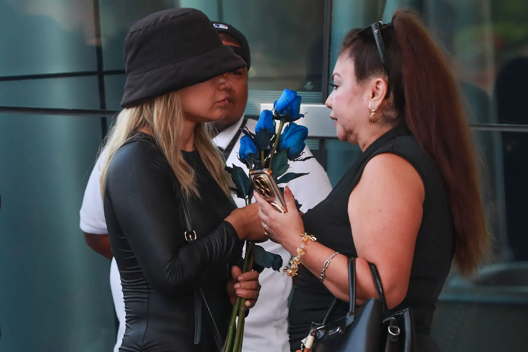 Familiares y amigos participan en el velorio del imitador Manolo Rojas en el Gran Teatro Nacional, donde seguidores del artista le rinden homenaje. Foto: ANDINA/ Verónica Calderón Zuñiga